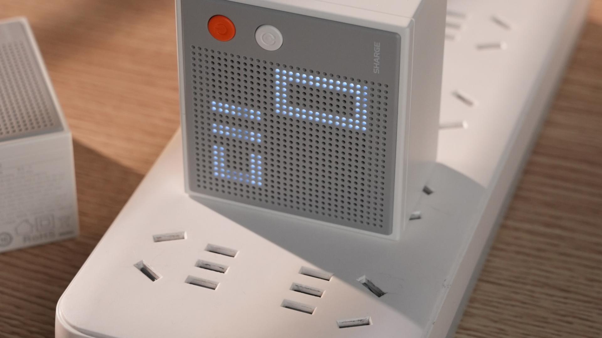 闪极新品充电头Pixel系列，点阵屏幕实时显示功率