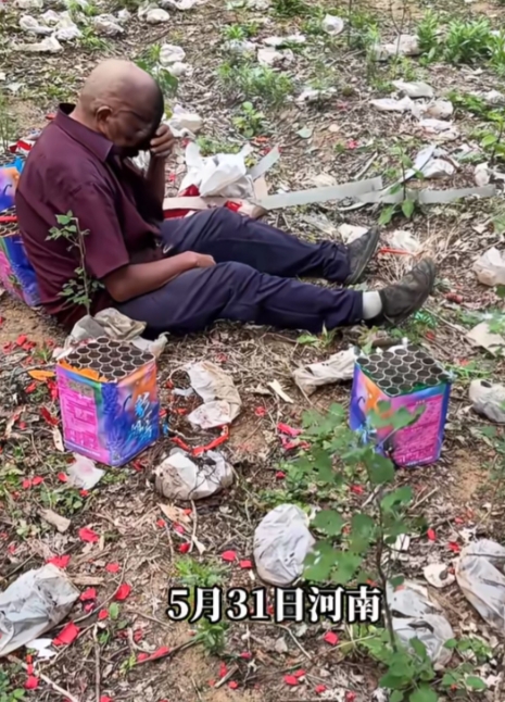 天呀，只见一个大爷被崩的满脸漆黑，吓的惊魂未定，被人扶后扶着旁边的大树，天旋地转
