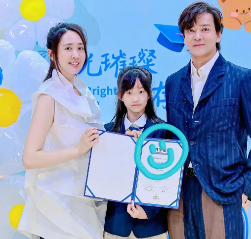 49岁陈晓东参加女儿小学毕业典礼，风采不减