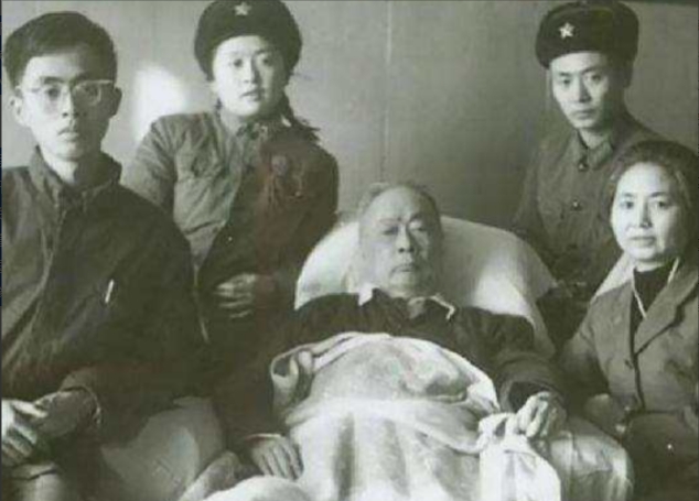 1972年1月6日，开国元帅陈毅临终之际，好友叶剑英拿出来写有毛主席指示的纸条，