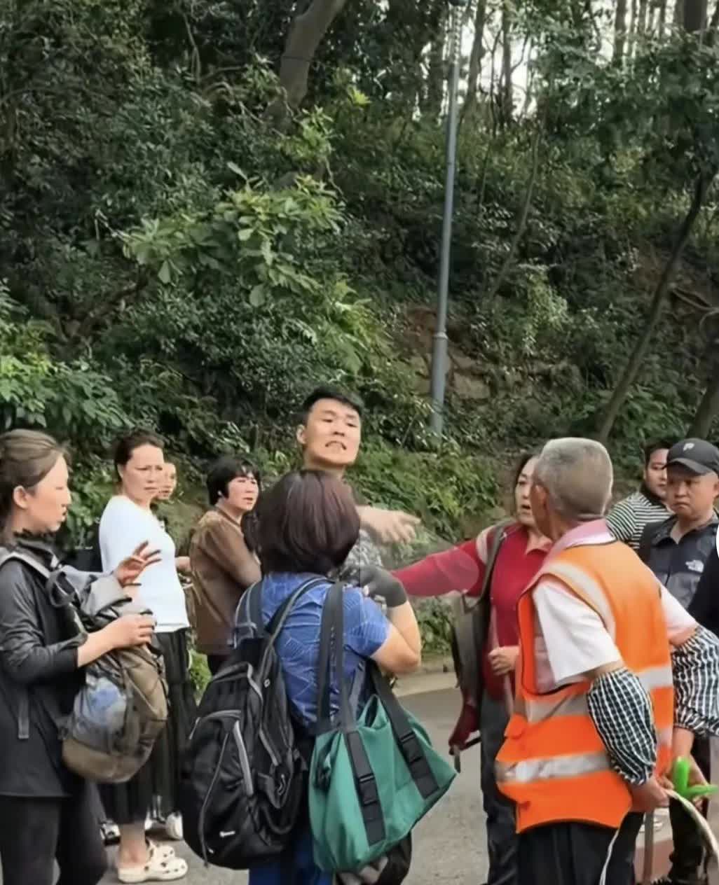 江苏游客骂老头 只因老头教训了猴子
我是江苏南京的 你它妈的再打一下试试 说着