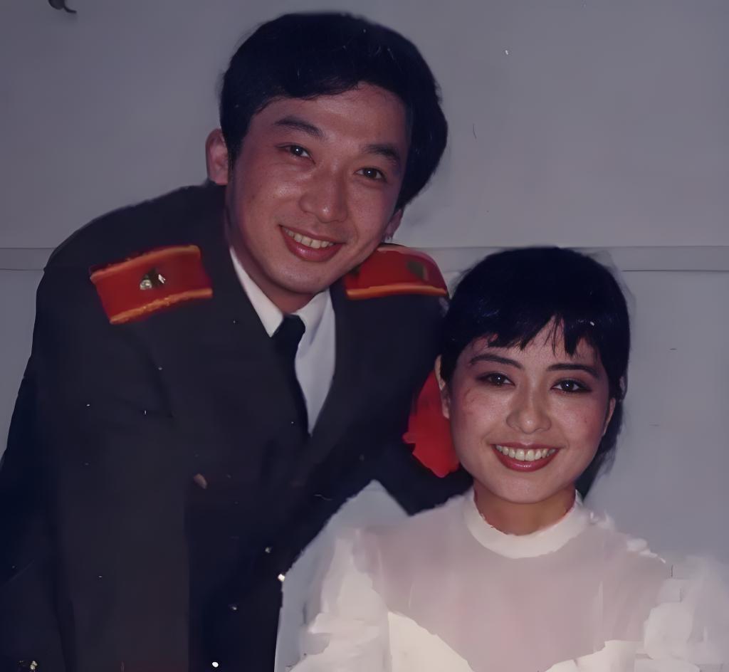 #明星#
眼前的两位俊男靓女，都是当今中国歌坛，大名鼎鼎的著名歌唱家。他们嗓音独