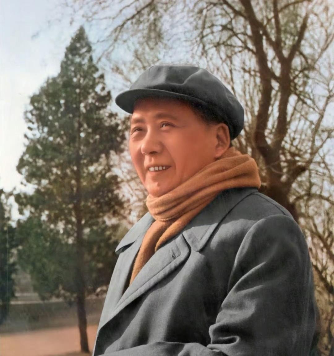 上世纪六十年代，中南海散步的教员。
教员非凡的气质、温暖的笑容与亲切感淋漓尽致地