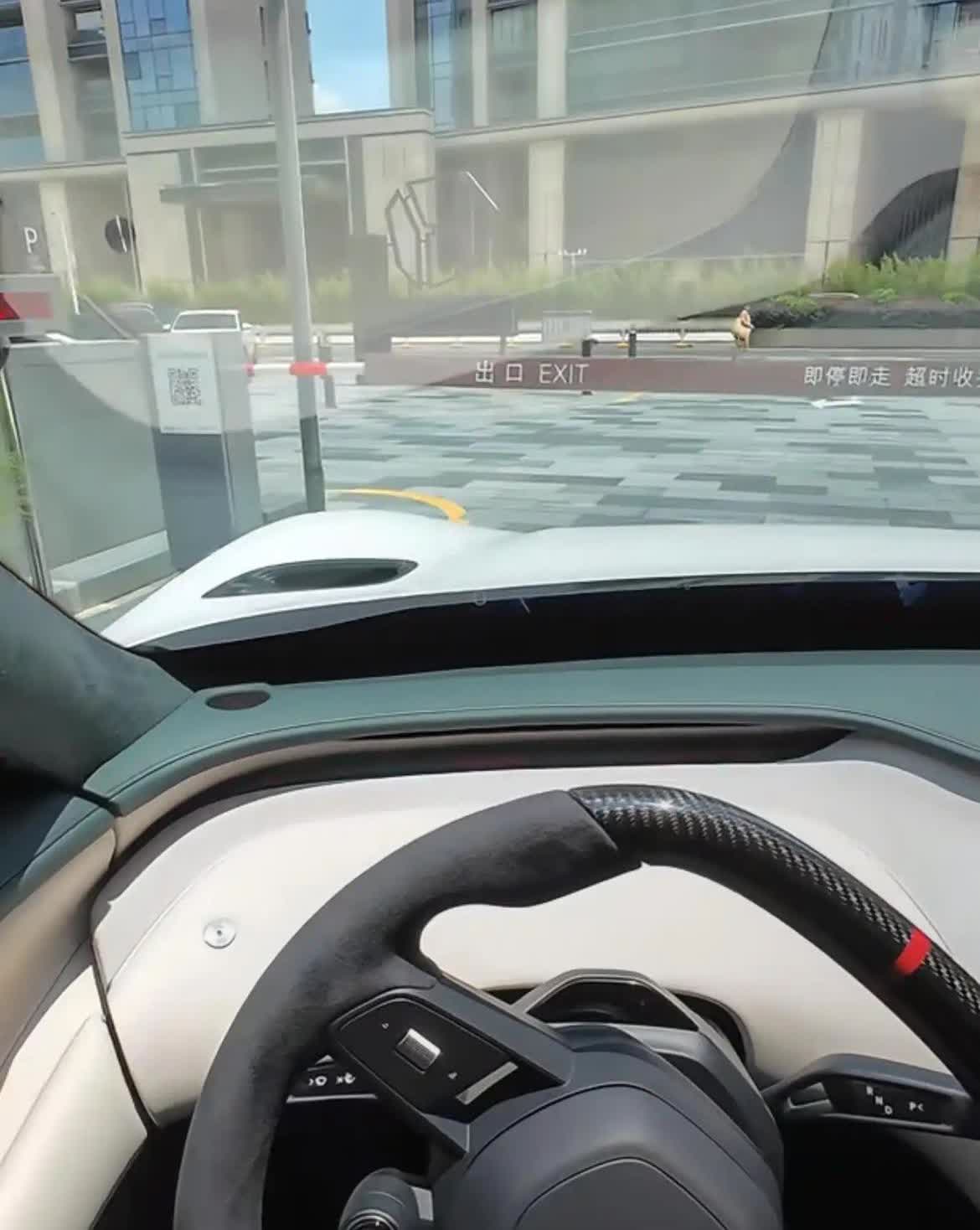 YU7的视野极差，长车头全是弊端。

这车头阻挡的视野，视野下方三分之一处都