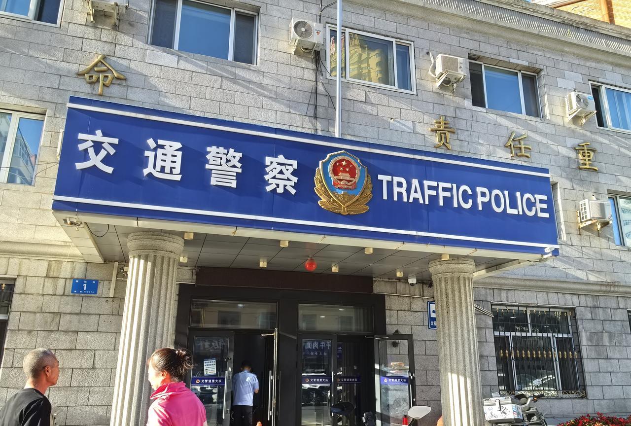 车明明放在了停车位，却告知我违停，究竟是怎么回事呢？
每次开车回我妈家，最犯愁的