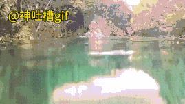水下的世界太美了：打了一个手势，男人一下子潜入水里，水里清澈见底，就像进入了另外