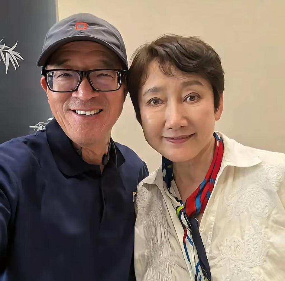 64岁成方圆罕见露面，不敢相信，老成这样了！不过，状态还好，自然老去的脸，比整容