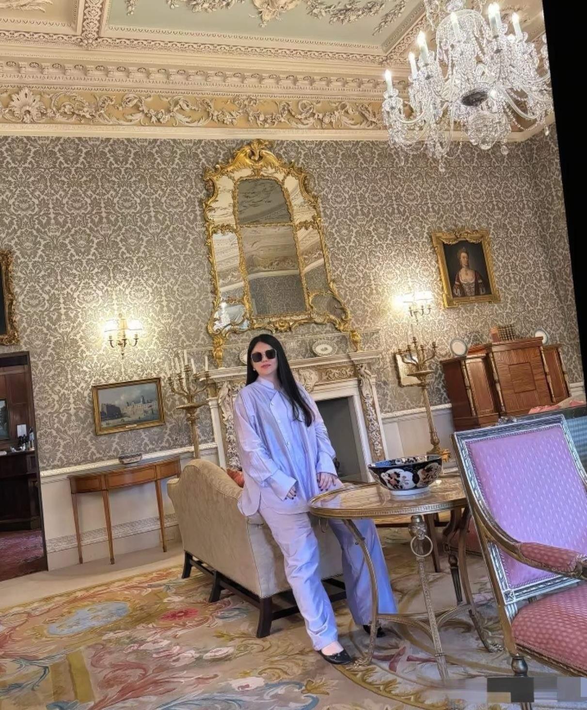 李湘真是越来越让人看不懂了，不仅深夜晒出独自在别墅的照片，还曝光了别墅的外景，只