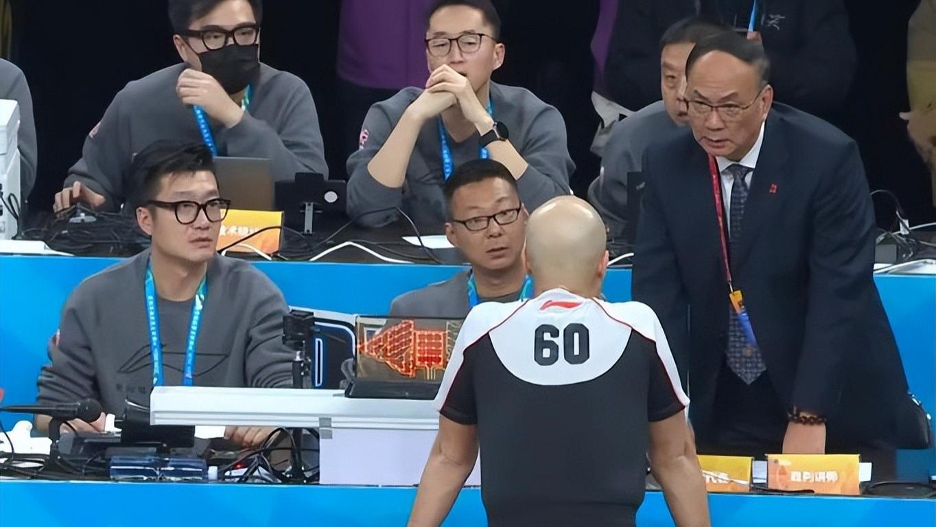 京辽大战关键时刻裁判抢戏，杨鸣不满怒骂连吃两T遭驱逐