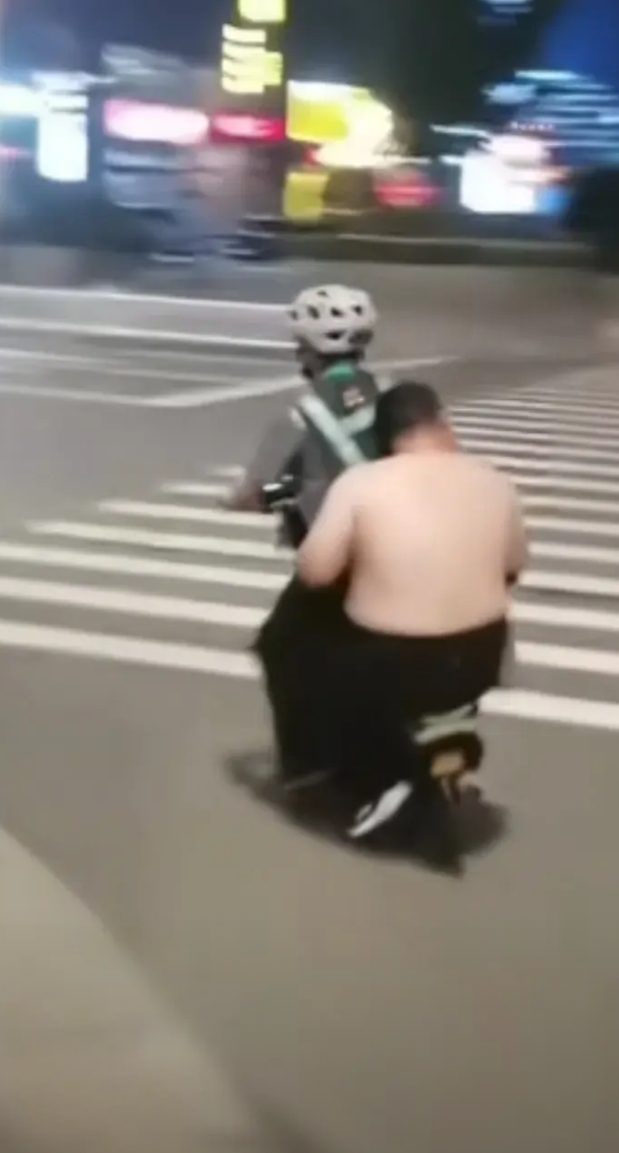蒙逼了吧！男子喝醉打电话叫代驾，代驾骑电车来了，问男子，是你叫代驾吗？男子，是，