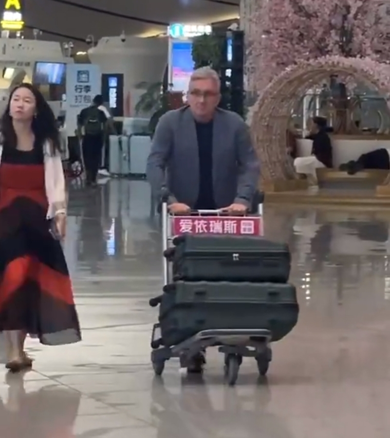 伊万黯然离场，国足未来何去何从？
北京时间凌晨1点，伊万乘飞机前往卡塔尔，现场送