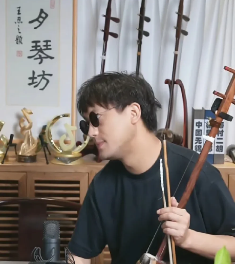 二饼下午开播，再次解释个别粉丝被拉黑或禁言的缘由，再次强调别在直播间乱发言攻击他