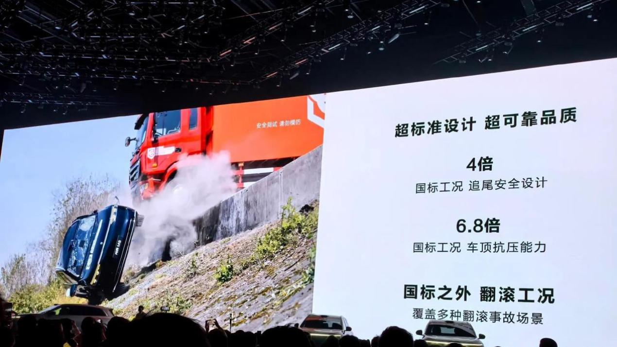 问界M8的“七重安全堡垒”，华为这次把用户“宠”成了宝