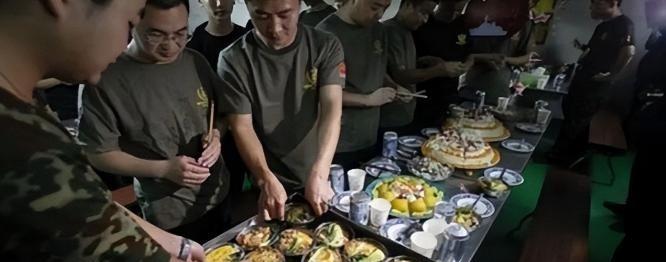 航母有多难养？山东舰编制几千人，食堂一天做七顿饭，顿顿都很丰盛，光是每天伙食费高