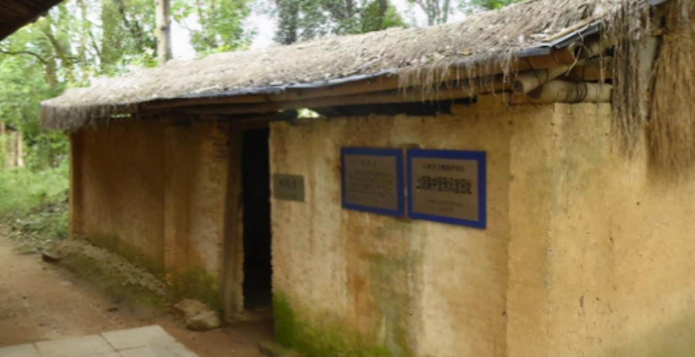 1941年1月，女机要员施奇不幸落入敌人手中，经历惨绝人寰的折磨后，敌人将施奇活