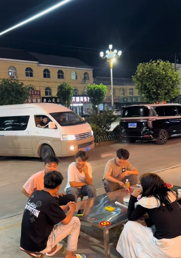 发完传单吃个饭 他们怎么都跑了?