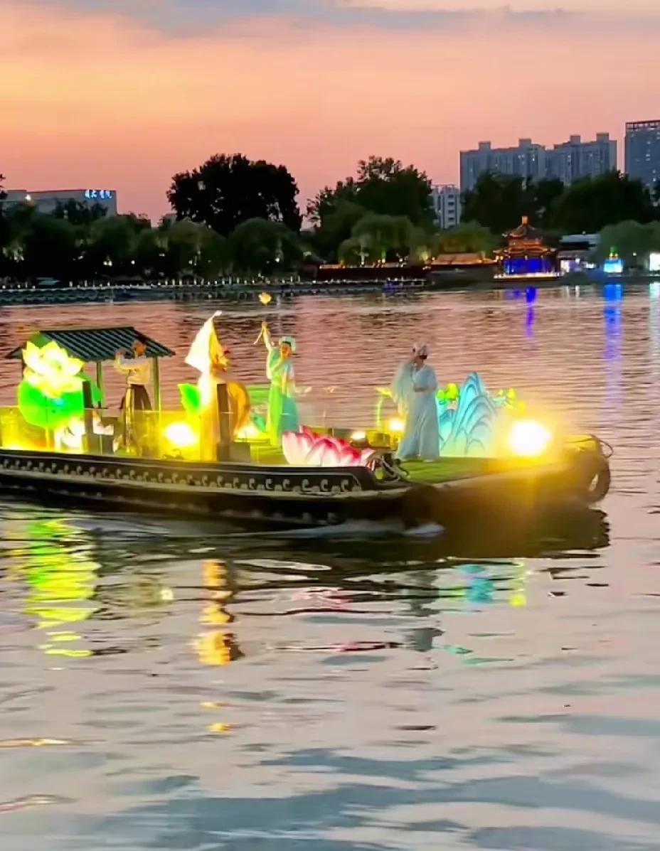 济南的大明湖又开始整景了，晚上在那溜达，突然听见湖中不时的传来一阵阵的音乐声，定