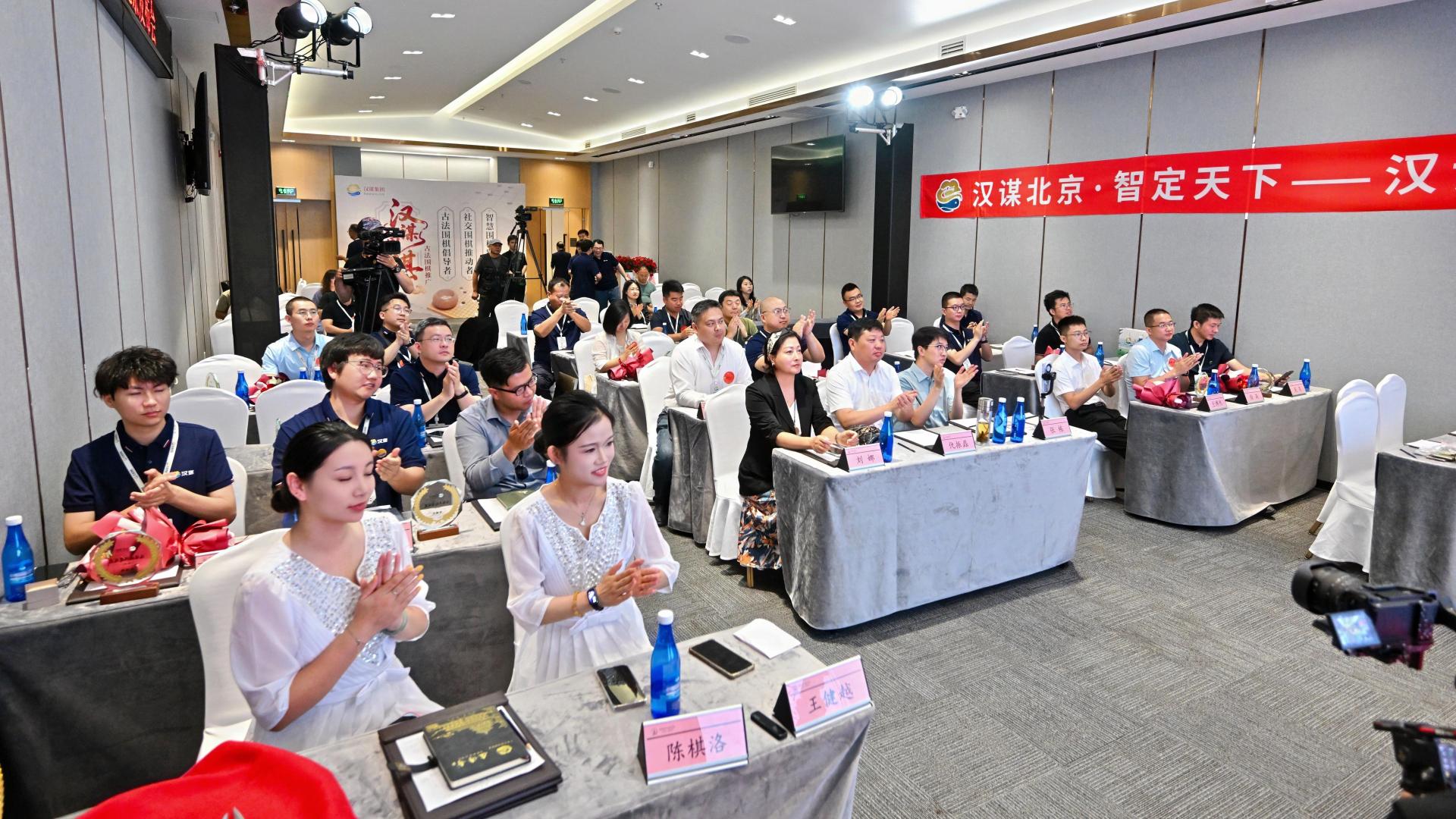 丈夫病亡两天后妻子也离世：一场“集体代入式悲伤”的舆论共振