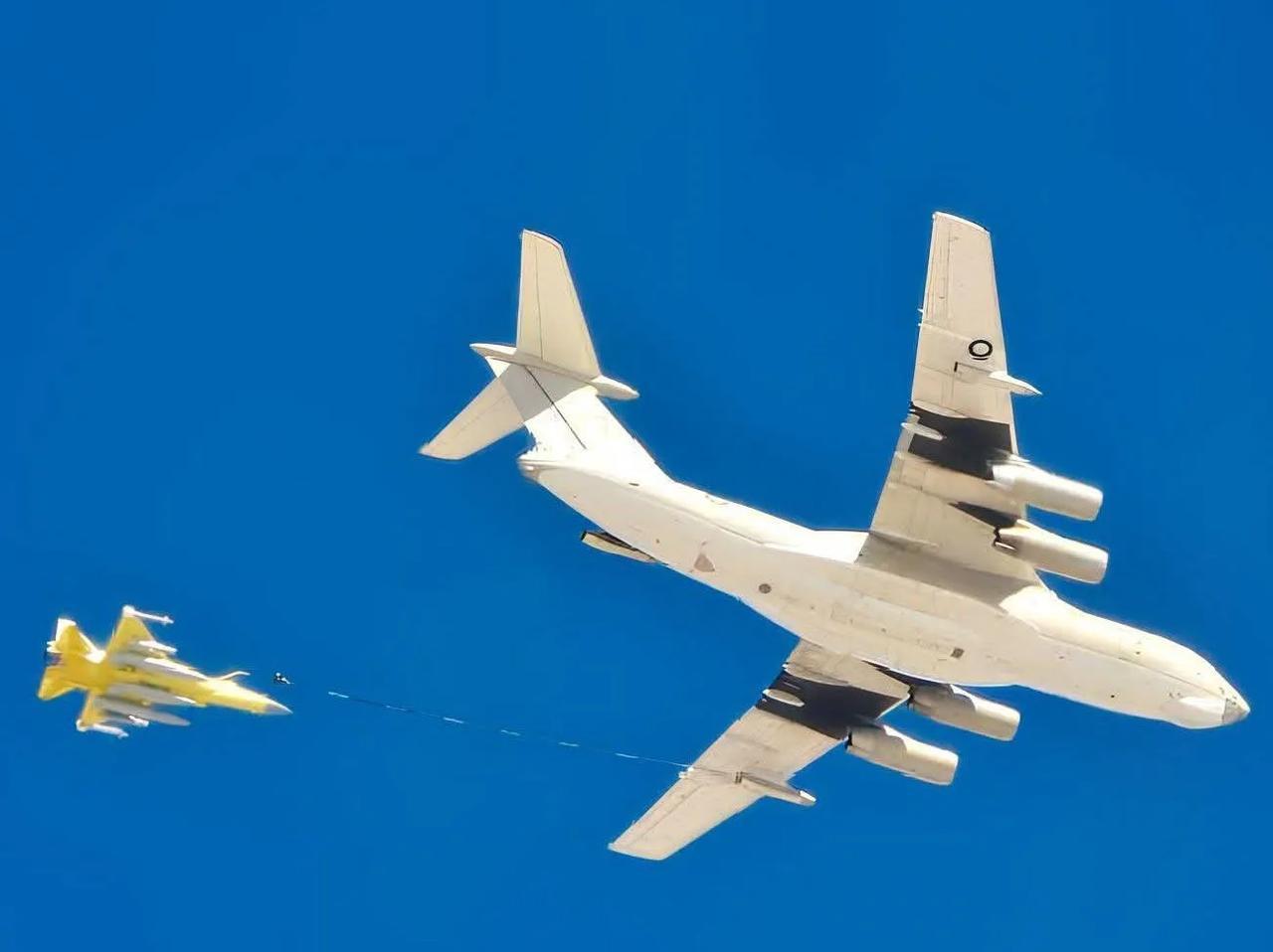 巴基斯坦空军的伊尔-78加油机为JF-17C战斗机进行空中加油。