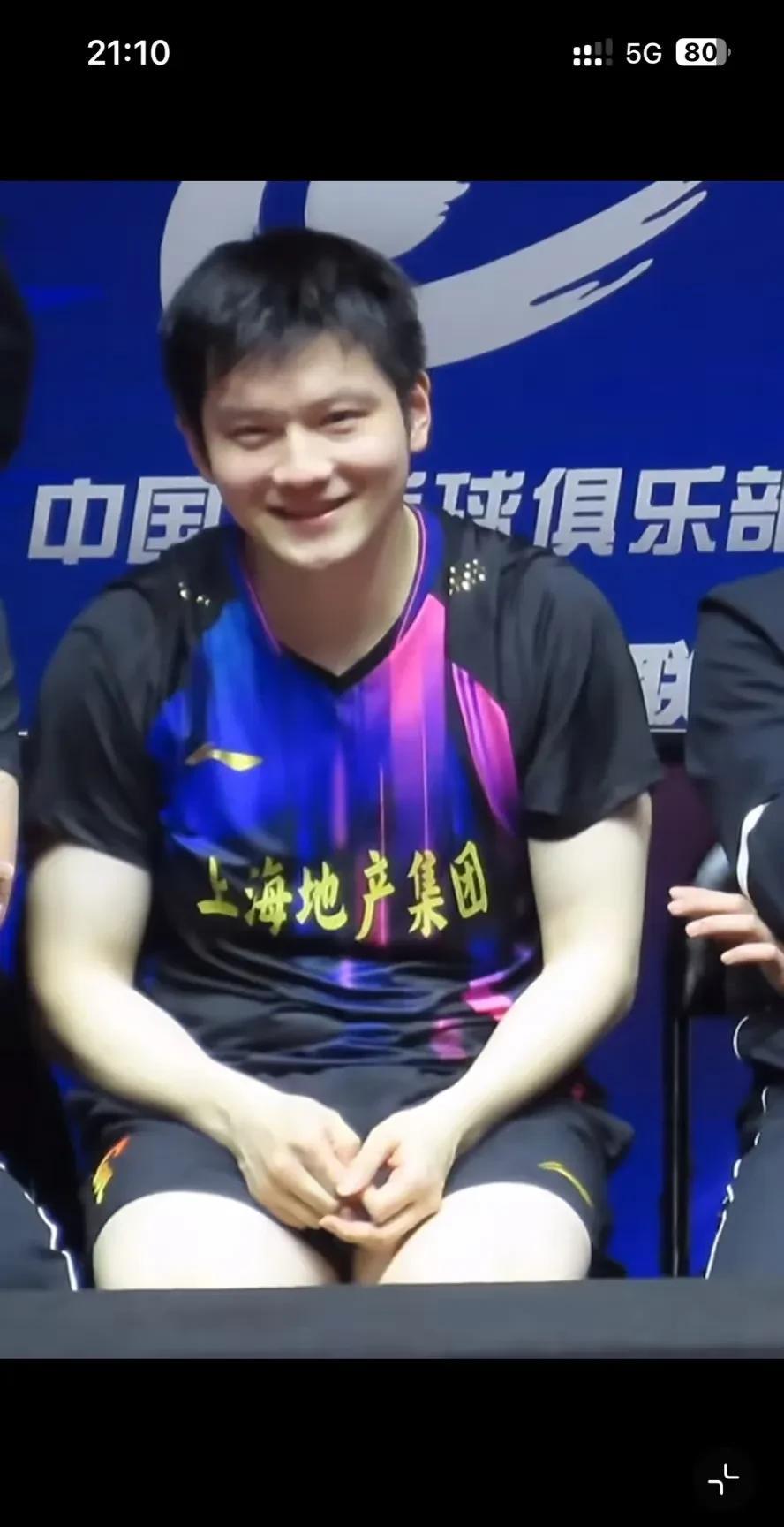 不好意思这个坐姿有点过于秀气了。
   不笑那么威严有气场，笑起来这么甜度超标！