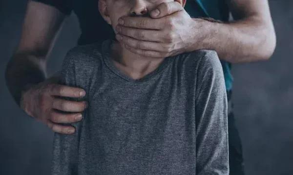 太可悲了，这到底是什么样的家庭观在作祟？深圳男孩从7岁起就被亲叔叔性侵长达7年，