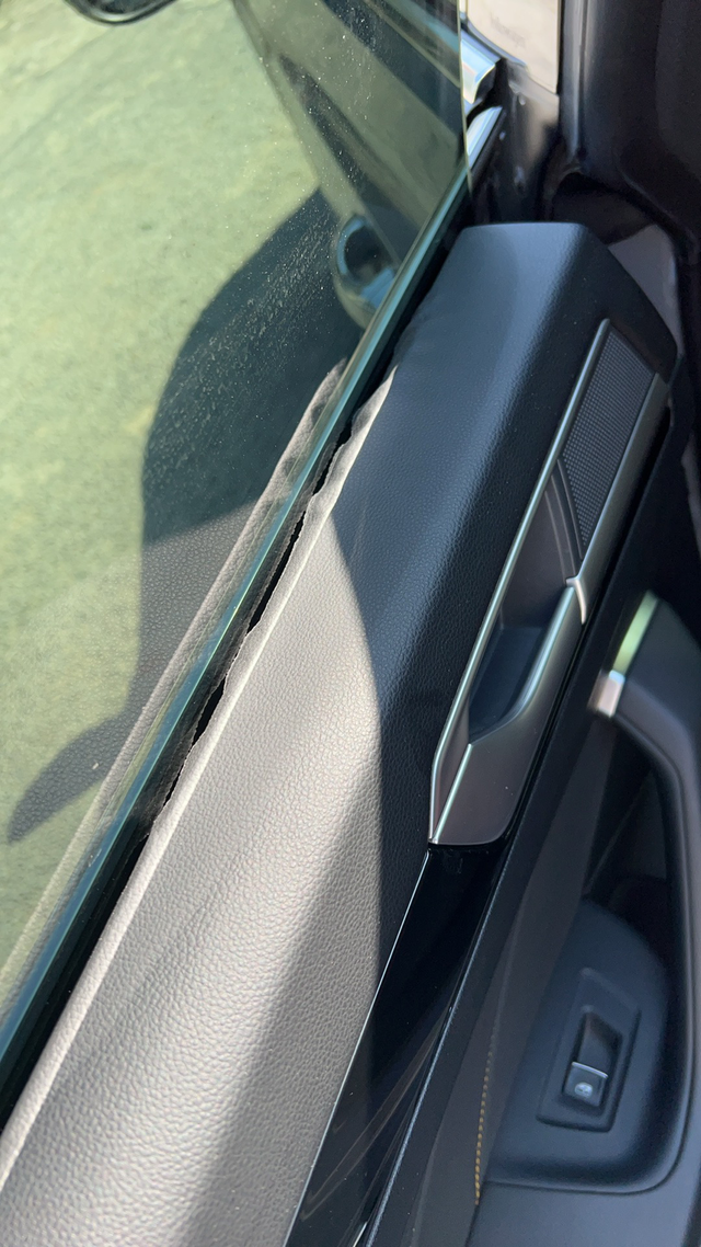 车门皮革包围脱胶
大众CC刚过维保，发现门框扶手脱胶，4S店说无法维修，只能更换