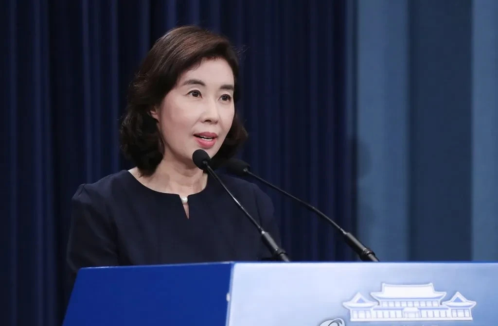 李在明发言人选谁











妈呀，李在明这总统位子还没坐稳，就得开始