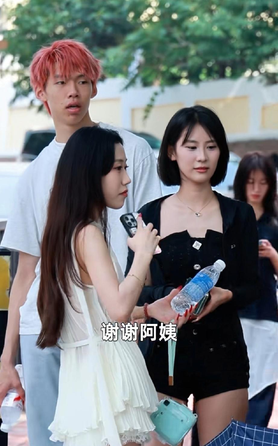你在意别人会把你喊老吗？
中年大叔在问路后一句“谢谢阿姨”，竟让年轻女孩们瞬间破