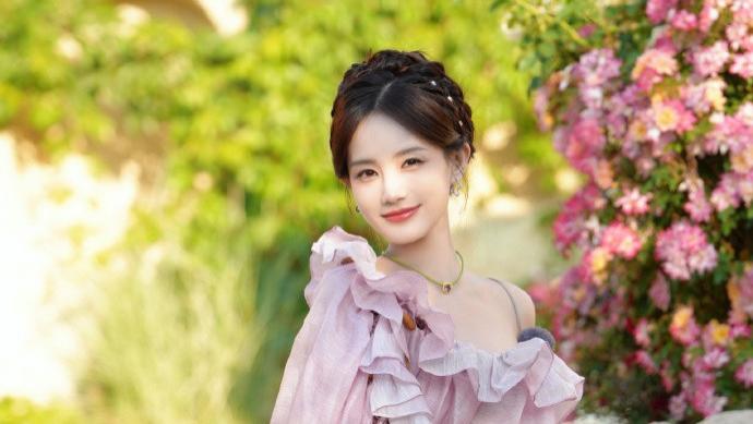 人比花娇，李一桐把 “法式田园风” 穿出高级感，颜值身材双在线