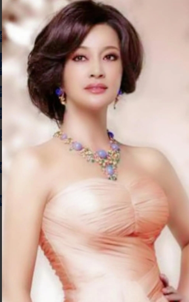 1982年，刘晓庆到南京演出，遇见了正在拍戏的迟志强，晚上几杯酒下肚后，刘晓庆让