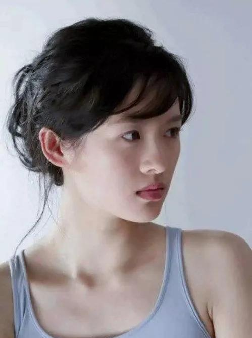 杨澜采访年轻的章子怡：“有没有哪一次觉得挺不住了？”章子怡很坚定：“没有，我都挺