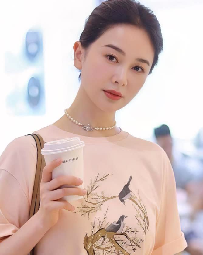 左小青已经很难再结婚了，
原因很简单，不是因为她年纪大，
也不是因为她还爱高
