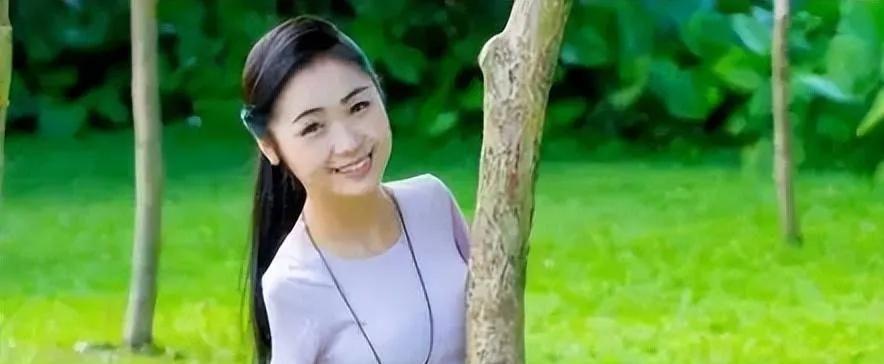 杨佩，折翼天使，长相惊艳。  她天生残缺，却拥有着让大多数女性艳羡的容貌，在爱情