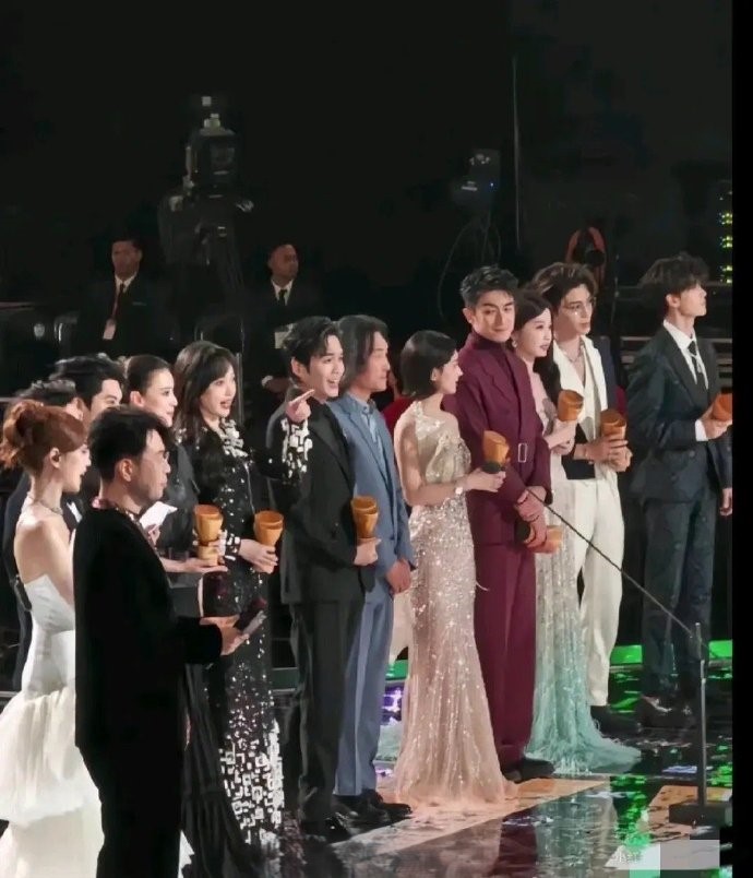 所有人都看前方镜头，只有他的脖子是歪的