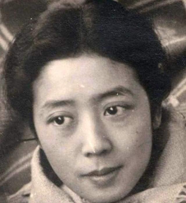 1940年，《雷雨》作者曹禺，出轨一个23岁女学生，他的清华妻子知道后，做了一件