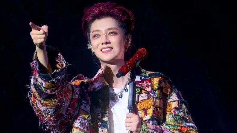 鹿晗绯闻再升级，“同款证据”全曝光，网友喊关晓彤分手