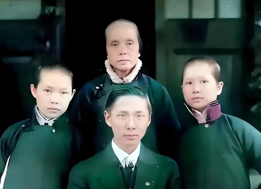 1910年，卢慕贞与长子孙科、女儿孙蜒、孙婉的合影照片，因为长期的操劳以及颠沛流