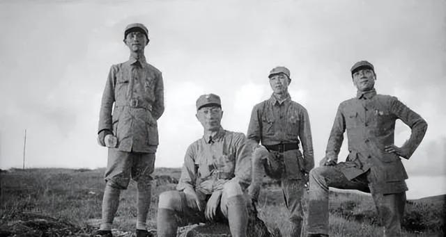 聂荣臻对杨成武说：“成武,毛主席、朱总司令打电报祝贺你啦!”杨成武不相信。“延安