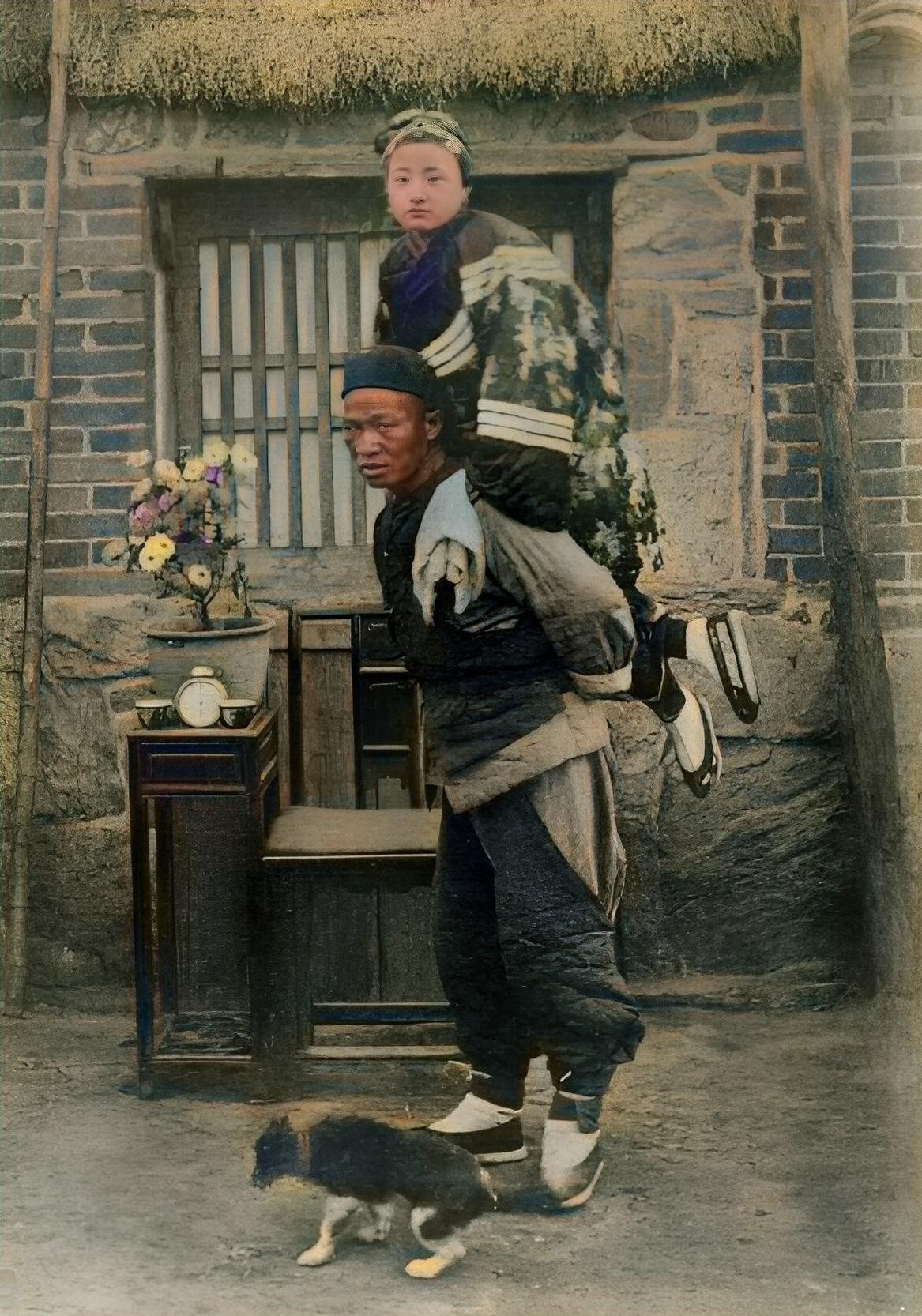 清朝时期，一名中年男子背上，坐着一名貌美如花的女子。有人说他们是夫妻俩，也有人说