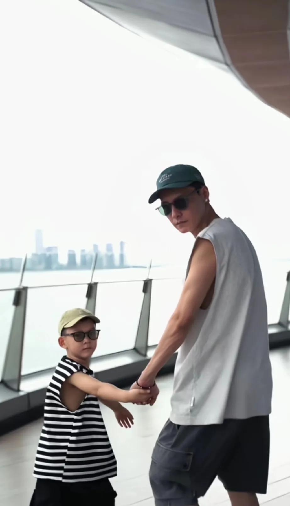 冯铭潮晒出了儿子的合照，小家伙虎头虎脑很可爱。
据说他结束了两年婚姻，独立带娃，