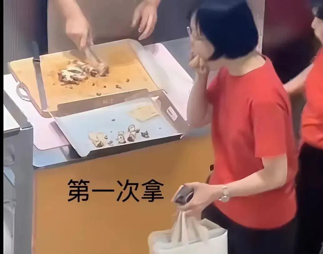 “她只是嘴馋，她能有什么错？”，上海超市红衣女子多次试吃面包，真的有必要发到网上