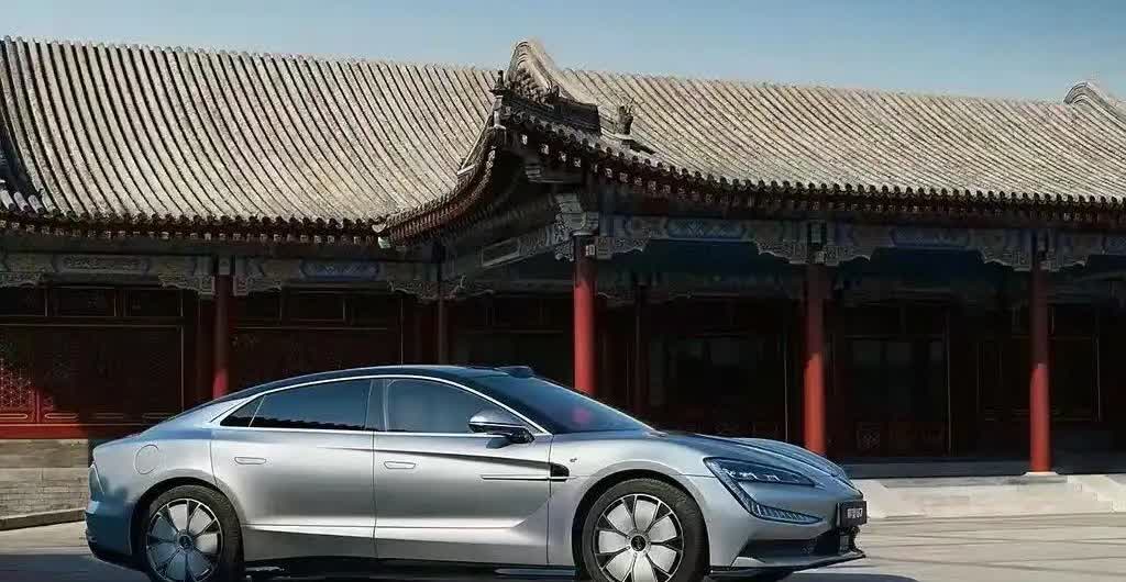 2020年：比亚迪赚了42亿
2021年：比亚迪赚了30亿
2022年：比亚