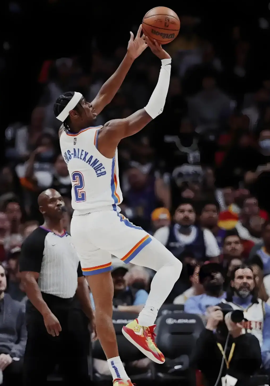 亚历山大：NBA新王登基，他凭什么？

2024-25赛季的NBA被一个名字彻底