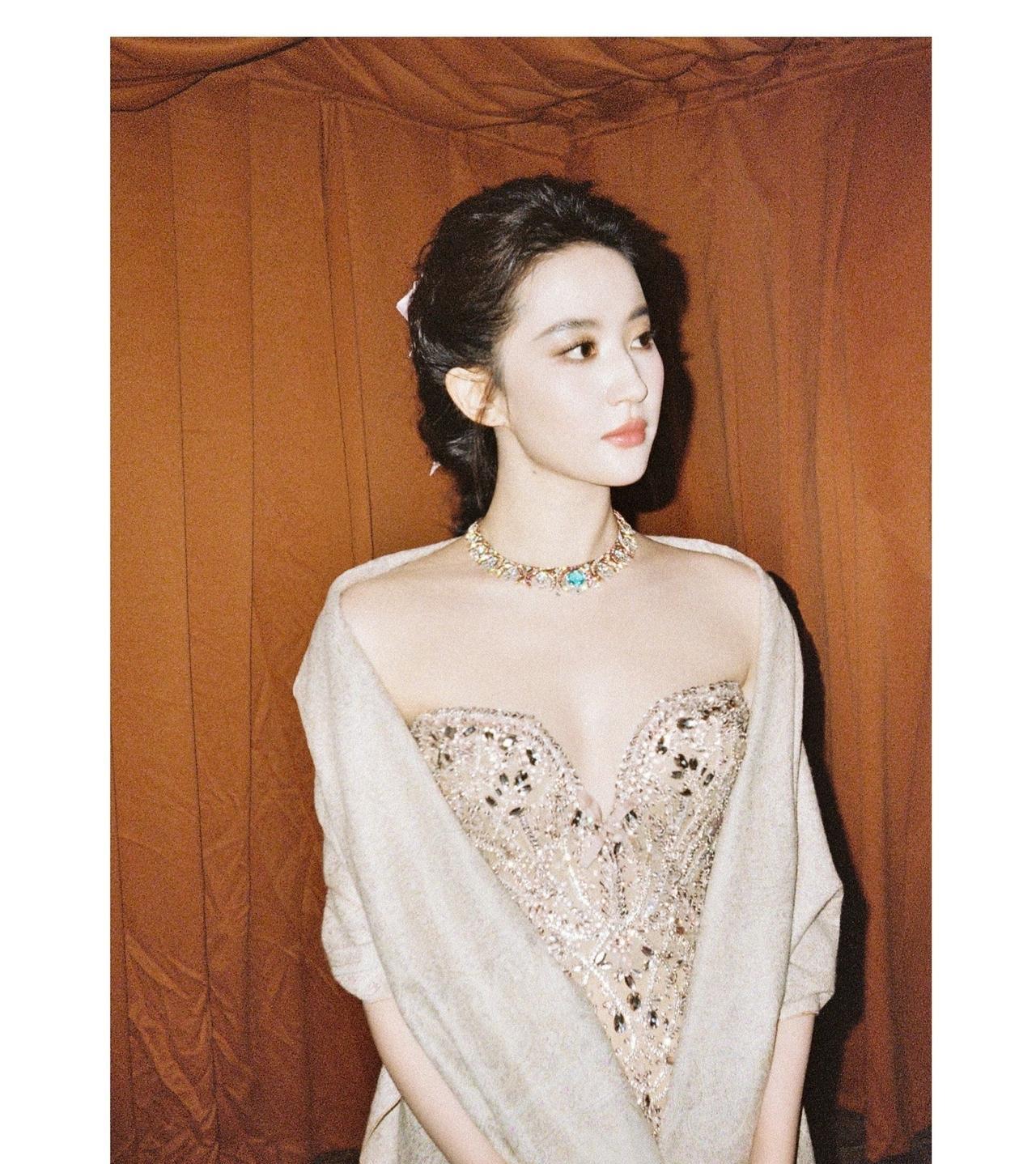 刘亦菲，170cm，发髻精致，搭配璀璨珠宝，美得高贵。
