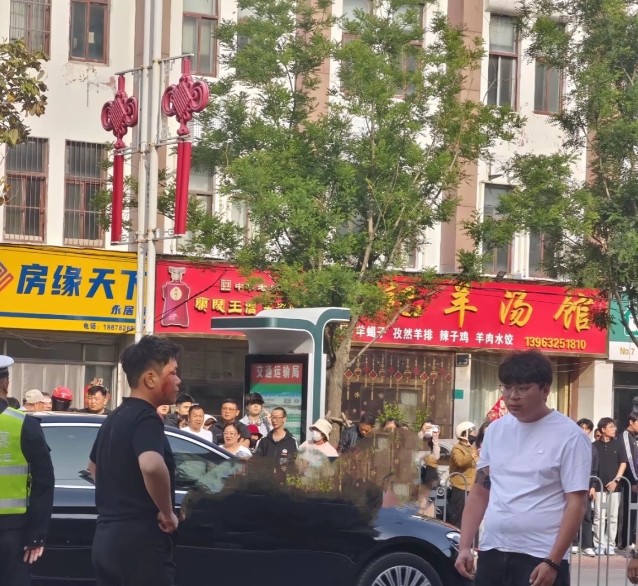 就是这两人简直太可恶了！
黑衣男子双手叉腰，脸部有一点血迹，目光似乎在紧盯着白衣