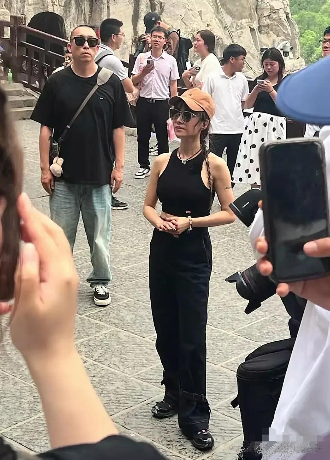 蔡依林本人真的很幻灭，又黑又瘦不是一般的矮！ 龙门石窟偶遇她，净身高1米5都很勉