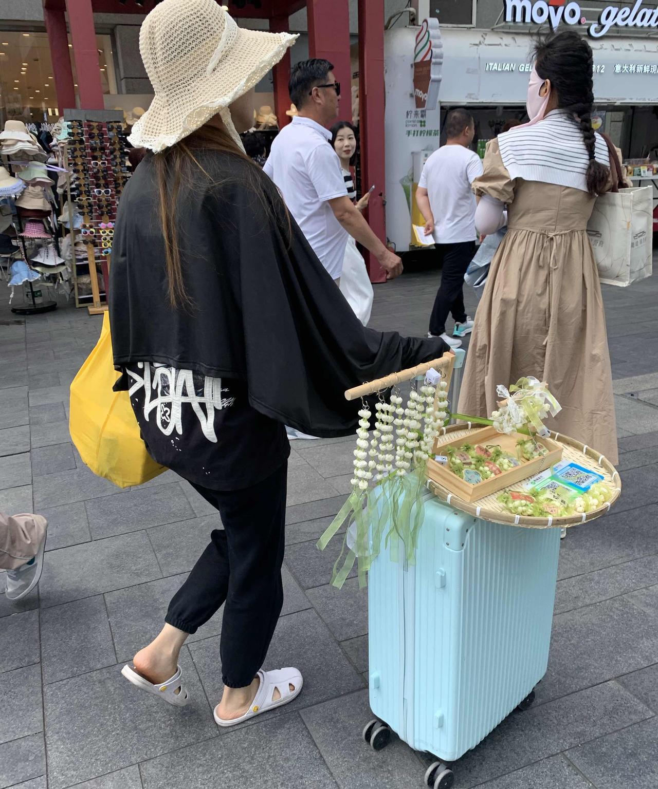 #随手拍的花分享#夏天，在成都太古里红星路步行街上卖茉莉花的人。有喜欢这个花香的