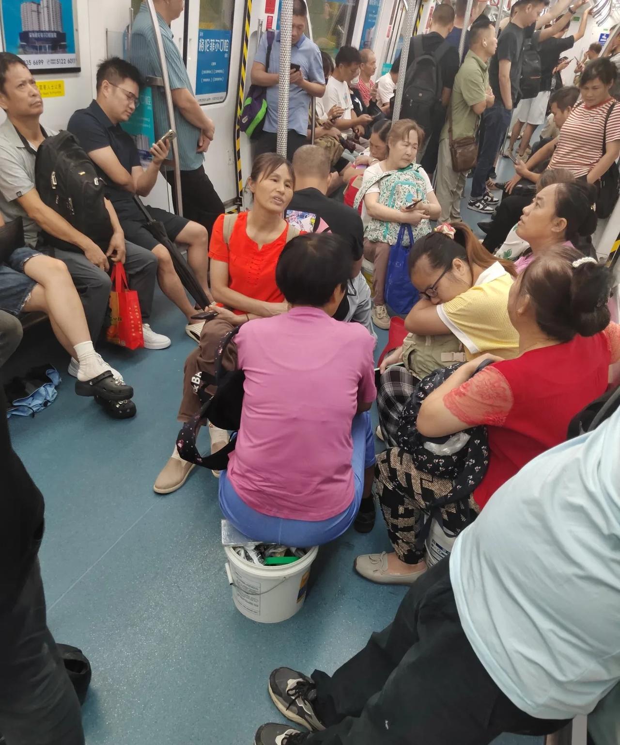 深圳地铁文化！深圳地铁文化之早高峰地铁运送旅客瞬间视角！农村情报站深圳地铁分站！