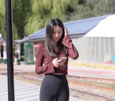 "在公园里悠闲地散步，偶尔停下来拍张照，记录下这美好的一天。"