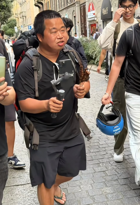 蓝战非为什么这么火

原因很简单，他很会反差！为什么这么说？

过去，他穿着得体